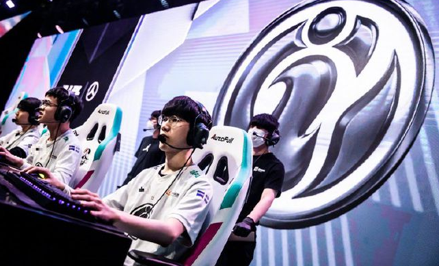 Rookie表示还在与IG沟通,愿意接触新战队 Rookie表示还在与IG沟通,愿意接触新战队