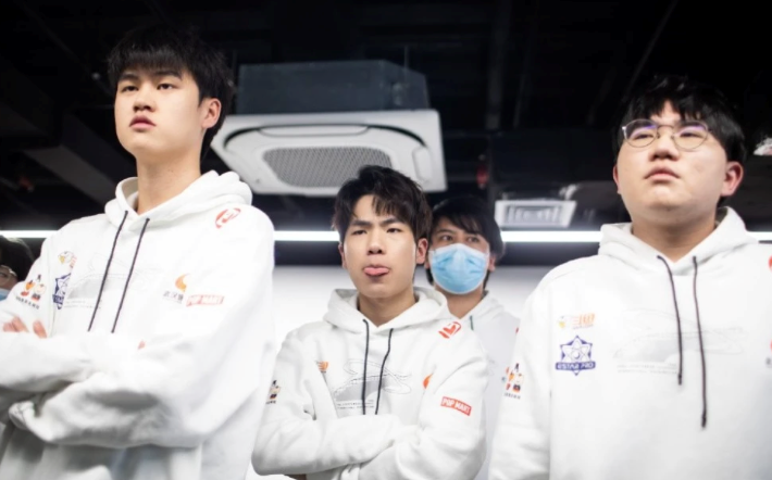 王者荣耀SK教练开撕eStar粉丝，却被吐槽更年期