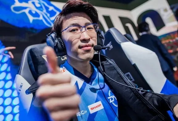 励志！Evi透露近期生活作息：14~24打英雄联盟 再学4小时英语睡觉