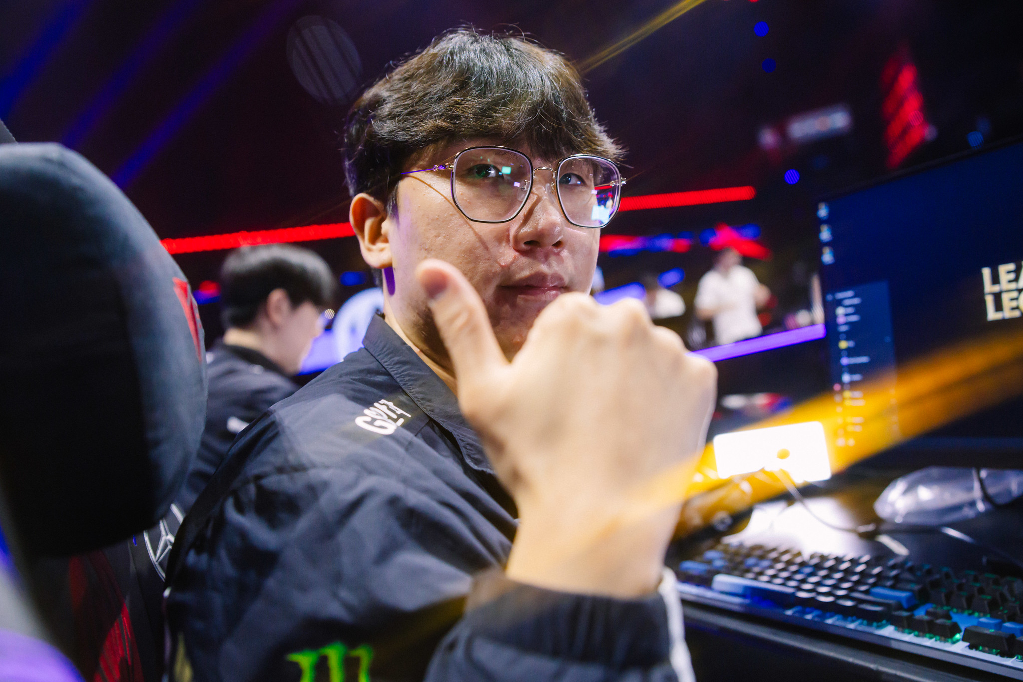 Ruler金克丝爆炸输出团战起飞，GEN3-2击败T1挺进决赛